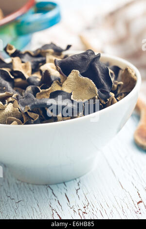 Chinois séché champignon noir. Oreille gelée dans un bol. Banque D'Images