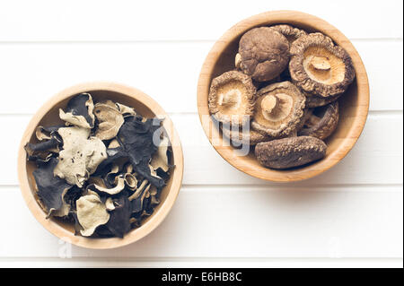 Oreille gelée et les champignons shiitake dans des bols en bois Banque D'Images