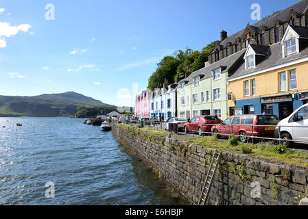 Port peint de couleurs vives, maisons et boutiques sur Quay Street, Portree, Isle of Skye, Scotland, UK Banque D'Images