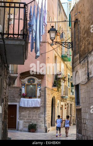 Un backstreet dans Barivecchia, vieille ville de Bari, Pouilles, Italie du Sud. Banque D'Images
