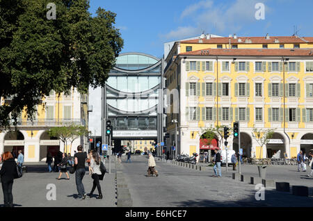 Architecture italienne traditionnelle sur la Place Garibaldi Place de la ville ou de la Plaza et le Musée d'Art Moderne MAMAC Nice France Banque D'Images