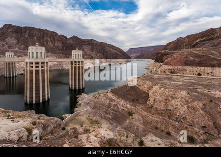 Conduites forcées, ou des tours de prise d'eau, dans le Lac Mead au Barrage Hoover sur la rivière Colorado, près de Boulder City, Nevada Banque D'Images