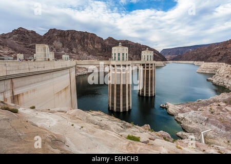 Conduites forcées, ou des tours de prise d'eau, dans le Lac Mead au Barrage Hoover sur la rivière Colorado, près de Boulder City, Nevada Banque D'Images