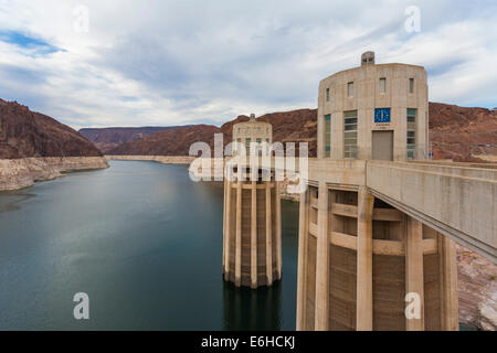 Les tours de prise d'eau dans le Lac Mead au Barrage Hoover dans le Black Canyon de la rivière Colorado, près de Boulder City, Nevada Banque D'Images