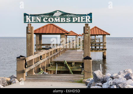 Ken Combs la jetée de pêche endommagés par les ouragans à Gulfport, Mississippi Banque D'Images