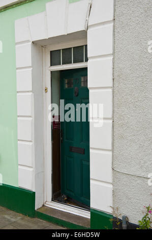 Numéro vert 73 ouvrir la porte avant en bois de la période Maison mitoyenne dans Brecon Powys Pays de Galles UK Banque D'Images