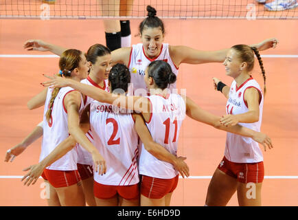 Tokyo, Japon. 24 août, 2014. Les joueurs de Turquie célébrer après avoir marqué contre la Belgique au cours de la ronde finale de match de volley-ball de la FIVB World Grand Prix 2014 à Tokyo, Japon, le 24 août, 2014. La Turquie a gagné 3-1. Credit : Stringer/Xinhua/Alamy Live News Banque D'Images