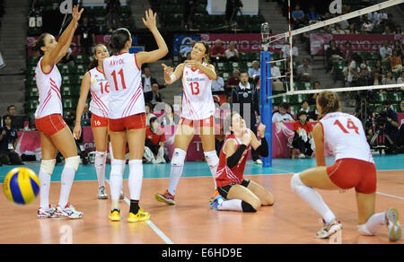 Tokyo, Japon. 24 août, 2014. Les joueurs de Turquie réagir après avoir remporté la finale de match de Volleyball FIVB World Grand Prix 2014 à l'encontre de la Belgique à Tokyo, Japon, le 24 août, 2014. La Turquie a gagné 3-1. Credit : Stringer/Xinhua/Alamy Live News Banque D'Images