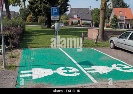 Une vue commune en Hollande, une paire de voiture électrique (charge "alimenter") points à Opheusden, Gueldre, Pays-Bas. Banque D'Images