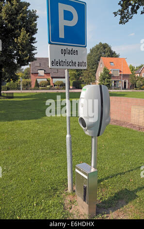 Une vue commune en Hollande, une voiture électrique (charge "stimuler") point dans la banlieue de OPHEUSDEN, Gueldre, Pays-Bas Banque D'Images