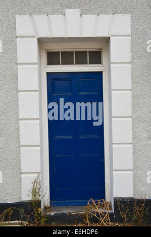Sans poignée de porte avant en bois bleu de la période Maison mitoyenne dans Brecon Powys Pays de Galles UK Banque D'Images