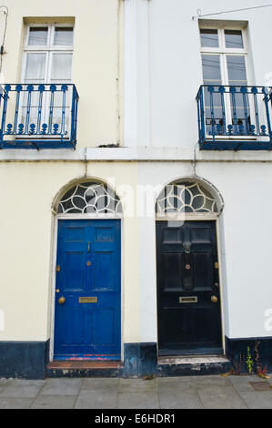 En bois noir & bleu portes avant de la période des maisons mitoyennes à Brecon Powys Pays de Galles UK Banque D'Images