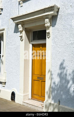 Brown Numéro 6 portes avec coffre avant en bois de la période racloir Maison mitoyenne dans Brecon Powys Pays de Galles UK Banque D'Images