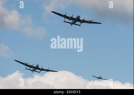 Vol commémoratif de la bataille d'Angleterre avec Avro Lancasters City of Lincoln P474 « Thumper » et « Vera » du Musée du patrimoine de l'avion de guerre canadien, et Hawker Hurricane PZ865 (Mk IIC) au Dawlish Air Show. Banque D'Images