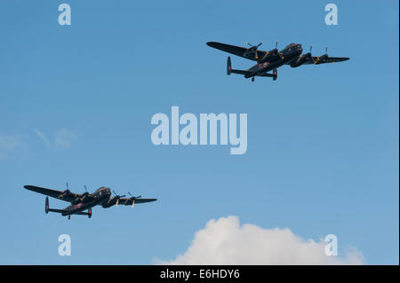 Vol commémoratif de la bataille d'Angleterre avec les lancasters Avro P474 'Thumper' et la « Vera » du Musée du patrimoine de la guerre du Canada au salon de l'air de Dawlish. Banque D'Images