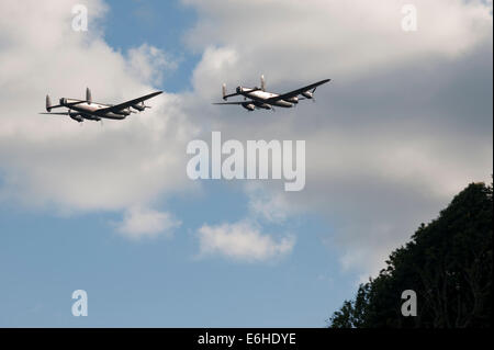 Vol commémoratif de la bataille d'Angleterre avec les lancasters Avro P474 'Thumper' et la « Vera » du Musée du patrimoine de la guerre du Canada au salon de l'air de Dawlish. Banque D'Images