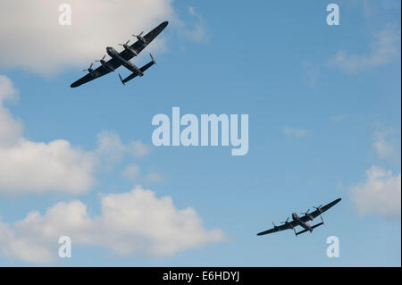 Vol commémoratif de la bataille d'Angleterre avec les lancasters Avro P474 'Thumper' et la « Vera » du Musée du patrimoine de la guerre du Canada au salon de l'air de Dawlish. Banque D'Images