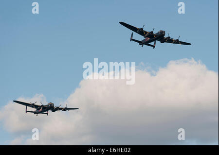 Vol commémoratif de la bataille d'Angleterre avec les lancasters Avro P474 'Thumper' et la « Vera » du Musée du patrimoine de la guerre du Canada au salon de l'air de Dawlish. Banque D'Images