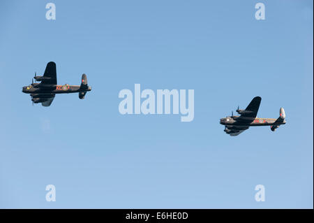 Vol commémoratif de la bataille d'Angleterre avec les lancasters Avro P474 'Thumper' et la « Vera » du Musée du patrimoine de la guerre du Canada au salon de l'air de Dawlish. Banque D'Images