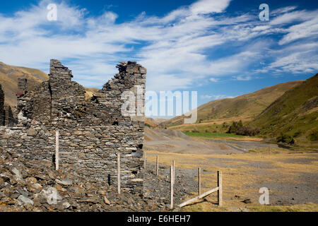 Des immeubles en ruines désaffectées Cwmystwyth mine de plomb et de paysages de montagne de la vallée derrière Ceredigion Mid Wales UK Banque D'Images