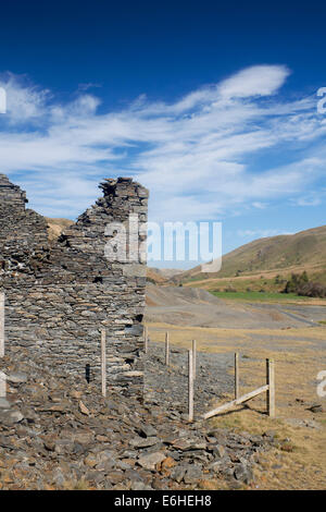 Des immeubles en ruines désaffectées Cwmystwyth mine de plomb et de paysages de montagne de la vallée derrière Ceredigion Mid Wales UK Banque D'Images