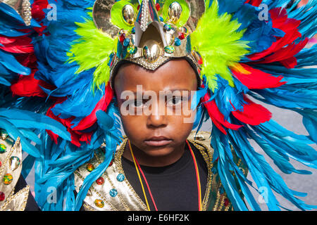 Londres, Royaume-Uni. 24 août, 2014. Un jeune garçon prend son rôle dans le carnaval au sérieux, comme la Bohème y préparer à participer à 2014's carnaval de Notting Hill à Londres, celebratingWest Affaires indiennes et d'autres cultures, et attire des centaines de milliers à la plus grande fête de rue. Crédit : Paul Davey/Alamy Live News Banque D'Images