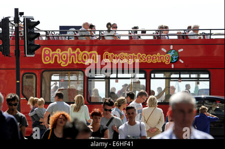 Brighton Sussex UK 24 Août 2014 - Les foules affluent vers le front de mer de Brighton pour profiter du soleil chaud d'aujourd'hui avec le temps devrait tourner humide pour la Bank Holiday Monday photographie prise par Simon Dack/Alamy Live News Banque D'Images