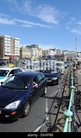 Brighton Sussex UK 24 Août 2014 - L'encombrement du trafic sur le front de mer de Brighton comme foules affluent vers la station aujourd'hui avec le temps devrait tourner humide pour la Bank Holiday Monday photographie prise par Simon Dack/Alamy Live News Banque D'Images