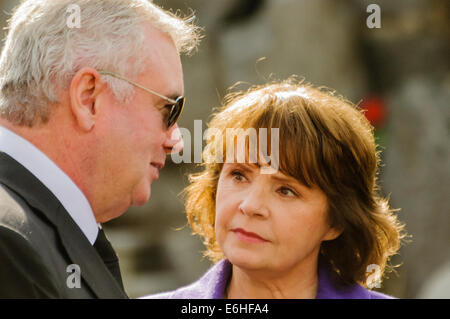 Londonderry, en Irlande du Nord. 24 août 2014 - Dana Rosemary Scallon (chanteur) et le présentateur Eamon Holmes assister à l'enterrement de l'Irlande du Nord broadcaster Gerry Anderson Crédit : Stephen Barnes/Alamy Live News Banque D'Images