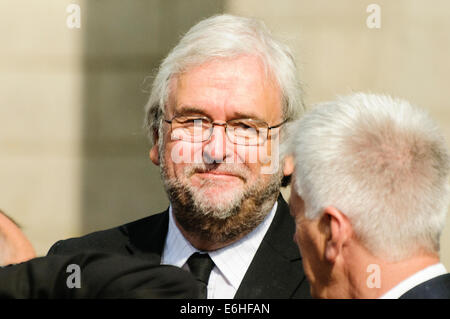 Londonderry, en Irlande du Nord. 24 août 2014 - Ivan peu, journaliste, assiste à l'enterrement de l'Irlande du Nord broadcaster Gerry Anderson Crédit : Stephen Barnes/Alamy Live News Banque D'Images