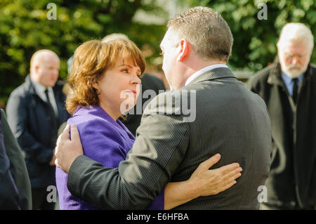 Londonderry, en Irlande du Nord. 24 août 2014 - chanteur Dana assiste à l'enterrement de l'Irlande du Nord broadcaster Gerry Anderson Crédit : Stephen Barnes/Alamy Live News Banque D'Images