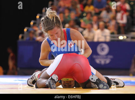 Danielle DU TRONCHAY du Canada (bleu) v bénédiction OBORUDUDU du Nigéria (rouge) dans le womens 63kg lutte libre Banque D'Images