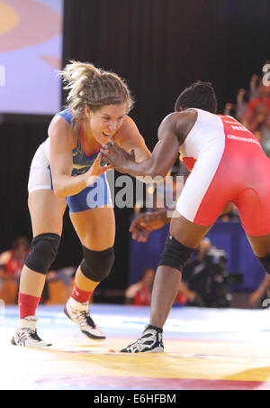 Danielle DU TRONCHAY du Canada (bleu) v bénédiction OBORUDUDU du Nigéria (rouge) dans le womens 63kg lutte libre Banque D'Images