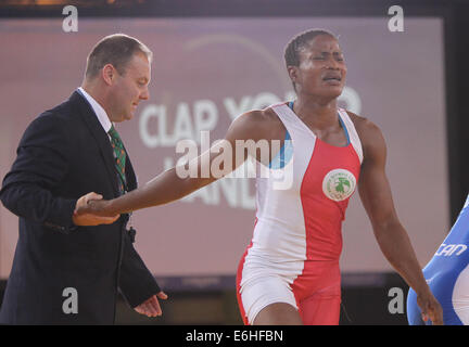 OBORUDUDU bénédiction (Nigéria) (rouge) est en colère après avoir perdu à Danielle DU TRONCHAY du Canada (bleu) à 63kg lutte libre femmes Banque D'Images