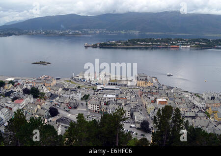 Aleshund, avec des navires au port vu de mt.Aksla. Maintenant riche de nouveau du pétrole de la mer du Nord a été détruit par un incendie en 1904. Banque D'Images