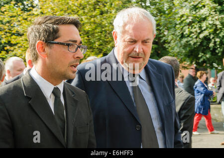 Londonderry, en Irlande du Nord. 24 août 2014 - Présentateurs Colin Murray et Gerry Kelly assiste aux funérailles de l'Irlande du Nord broadcaster Gerry Anderson Crédit : Stephen Barnes/Alamy Live News Banque D'Images