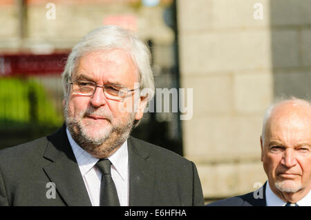 Londonderry, en Irlande du Nord. 24 août 2014 - Ivan peu, journaliste, assiste à l'enterrement de l'Irlande du Nord broadcaster Gerry Anderson Crédit : Stephen Barnes/Alamy Live News Banque D'Images