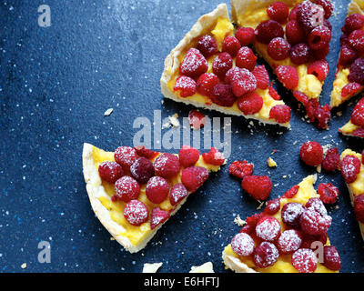 Tarte aux framboises sur un fond sombre, de l'alimentation libre Banque D'Images