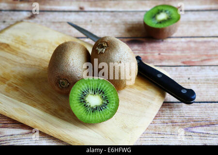 Kiwi frais sur une planche à découper, de l'alimentation Banque D'Images