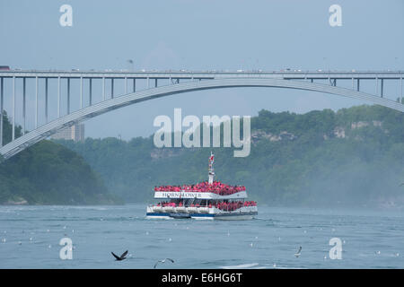 New York, Niagara. Bateau d'excursion panoramique bondé (Hornblower), du côté canadien, avec les touristes en rouge la pluie ponchos. Banque D'Images