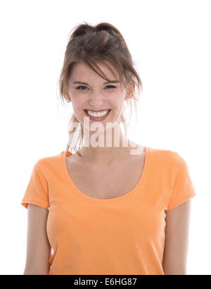 Portrait d'une jeune fille isolée magnifique sourire en chemise orange. Banque D'Images