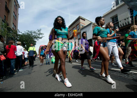 Londres, Royaume-Uni. 24 août 2104. Le dimanche est marqué comme la fête des Enfants au carnaval de Notting Hill à Londres avec des bandes d'acier dans les costumes des danseurs pour célébrer la culture des Caraïbes de la nourriture et la musique dans la plus grande fête de rue qui devrait attirer plus de 1 millions de visiteurs sur le week-end férié Crédit : amer ghazzal/Alamy Live News Banque D'Images