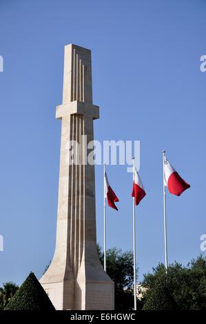 Monument commémoratif de guerre entre Floriana et de La Valette Malte,avec trois drapeaux maltais soufflant doucement dans le vent Banque D'Images