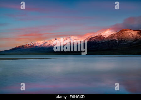 Mann et Le Lac de montagne Steens au lever du soleil, Oregon Banque D'Images