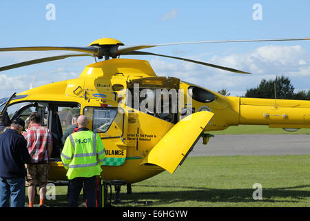 Dorset et Somerset Air Ambulance hélicoptère sur l'affichage à l'Aérodrome de Hensridge, Somerset, 23 août 2014 Banque D'Images