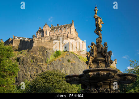 Ross Fontaine dans le jardin de Princes Street et Old Edinburgh Castle, Scotland Banque D'Images