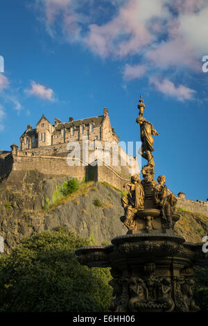 Ross Fontaine dans le jardin de Princes Street et Old Edinburgh Castle, Scotland Banque D'Images