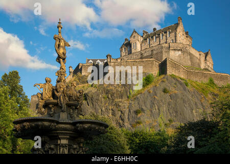 Ross Fontaine dans le jardin de Princes Street et Old Edinburgh Castle, Scotland Banque D'Images