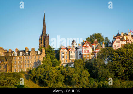 Église de péage (le moyeu) tour s'élève au-dessus des édifices le long de la Royal Mile au coucher du soleil, Edinburgh, Lothian, Ecosse Banque D'Images