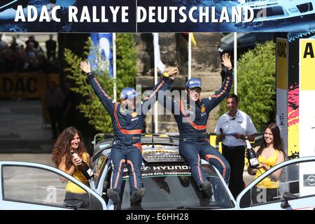 Trier, Allemagne. 24 août, 2014. Thierry Neuville (R) et le co-pilote Nicolas Gilsoul de Belgique célèbrent leur victoire après l'ADAC Rallye Deutschland WRC Rallye du Championnat du monde face à la Porta Nigra de Trèves, Allemagne, 24 août 2014. Photo : THOMAS FREY/dpa/Alamy Live News Banque D'Images